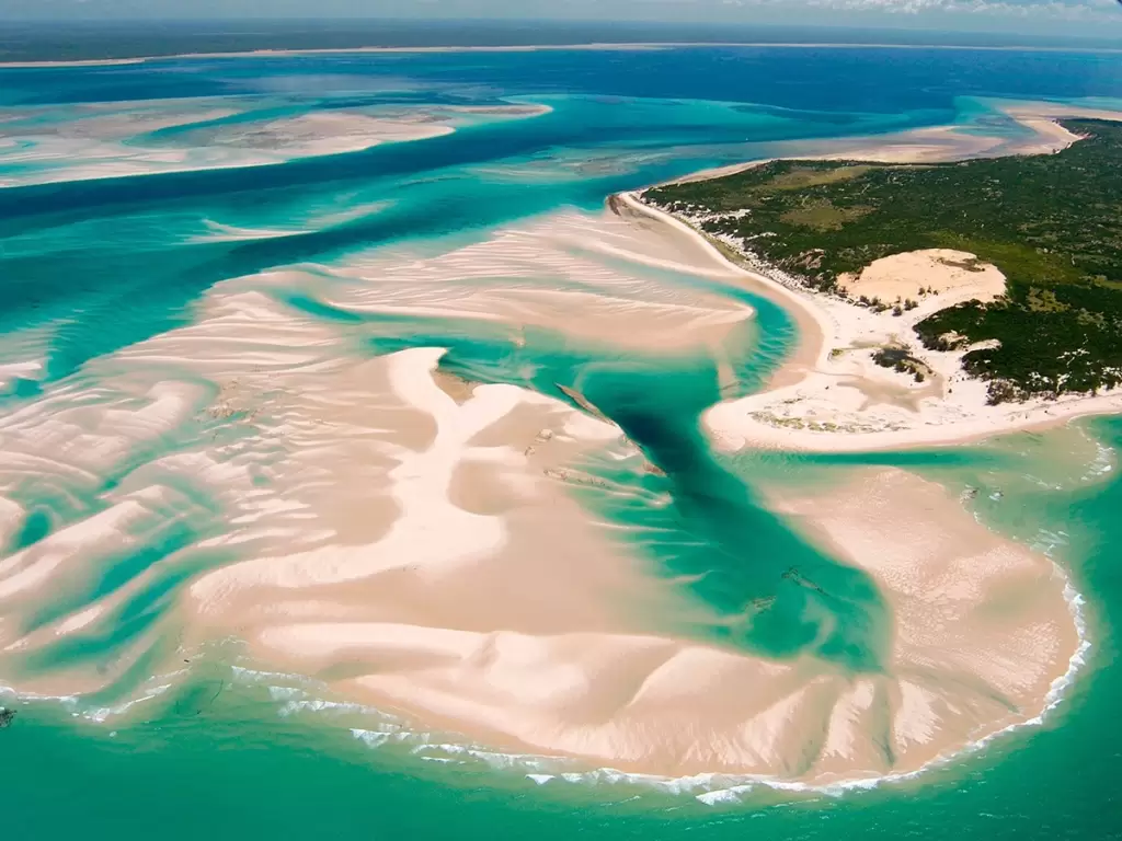 Turquoise waters and sandy stretches of the Bazaruto Archipelago in Mozambique, a luxurious tropical paradise for families 2025/26.